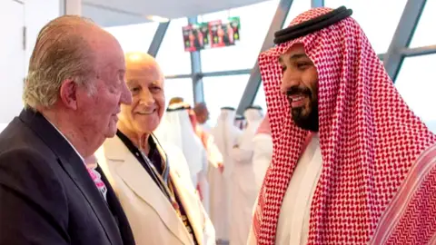 Críticas al Rey Juan Carlos por fotografiarse con el príncipe heredero saudí en medio de la polémica por el asesinato de Khashoggi Críticas al Rey Juan Carlos por fotografiarse con el príncipe heredero saudí en medio de la polémica por el asesinato de Khashoggi