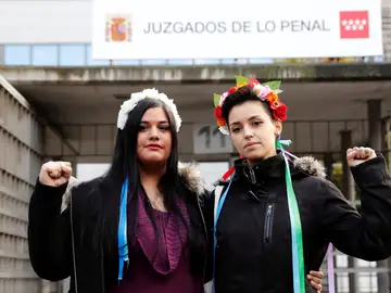 Las dos activistas juzgadas Las dos activistas juzgadas