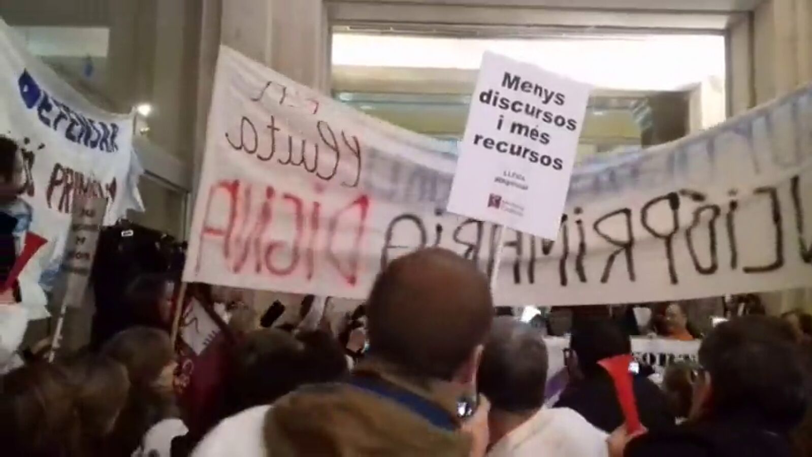 Centenares de médicos de primaria de Cataluña se concentran frente al Instituto Catalán de la Salud