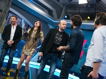 VÍDEO: El teléfono escacharrado en rumano mejor hecho en 'El Hormiguero 3.0' con Adriana Ugarte y Álvaro Morte VÍDEO: El teléfono escacharrado en rumano mejor hecho en 'El Hormiguero 3.0' con Adriana Ugarte y Álvaro Morte