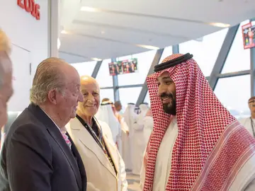 El Rey emérito Juan Carlos saluda al príncipe heredero saudí, Mohamed bin Salmán El Rey emérito Juan Carlos saluda al príncipe heredero saudí, Mohamed bin Salmán