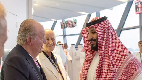 El Rey emérito Juan Carlos saluda al príncipe heredero saudí, Mohamed bin Salmán El Rey emérito Juan Carlos saluda al príncipe heredero saudí, Mohamed bin Salmán