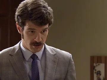 Carlos se disculpa con Natalia por el beso Carlos se disculpa con Natalia por el beso