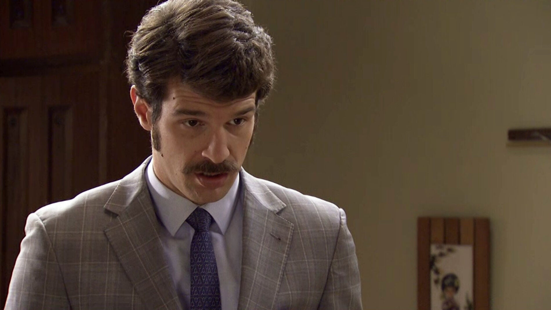 Carlos se disculpa con Natalia por el beso 