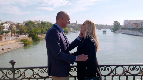 La romántica reconciliación de Eli y Luis en el puente de Triana