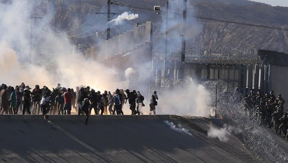 Vista de gases lacrimógenos que la policía fronteriza utilizó contra centenares de migrantes