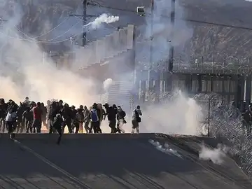 Vista de gases lacrimógenos que la policía fronteriza utilizó contra centenares de migrantes Vista de gases lacrimógenos que la policía fronteriza utilizó contra centenares de migrantes