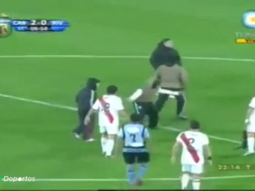 Invasión de campo tras el descenso y viajes pagados: así son los ultras de River Plate