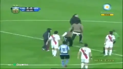 Invasión de campo tras el descenso y viajes pagados: así son los ultras de River Plate Invasión de campo tras el descenso y viajes pagados: así son los ultras de River Plate