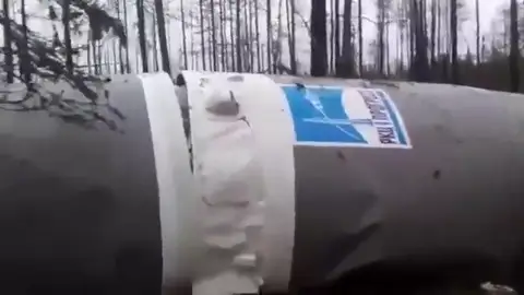 Cazadores hallan restos de un cohete en un bosque en Rusia Cazadores hallan restos de un cohete en un bosque en Rusia