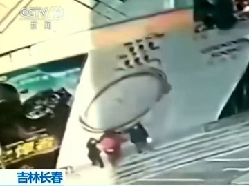 Varias personas quedan atrapadas debajo de un cartel de cuatro metros de altura en China