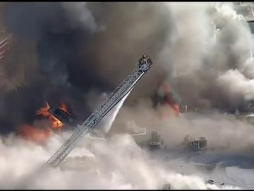 Un complejo de apartamentos se incendia den Texas