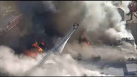 Un complejo de apartamentos se incendia den Texas Un complejo de apartamentos se incendia den Texas