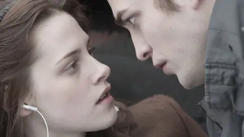 Bella y Edward en 'Crepúsculo' Bella y Edward en 'Crepúsculo'