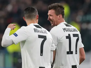 Cristiano y Mandzukic celebran un gol Cristiano y Mandzukic celebran un gol