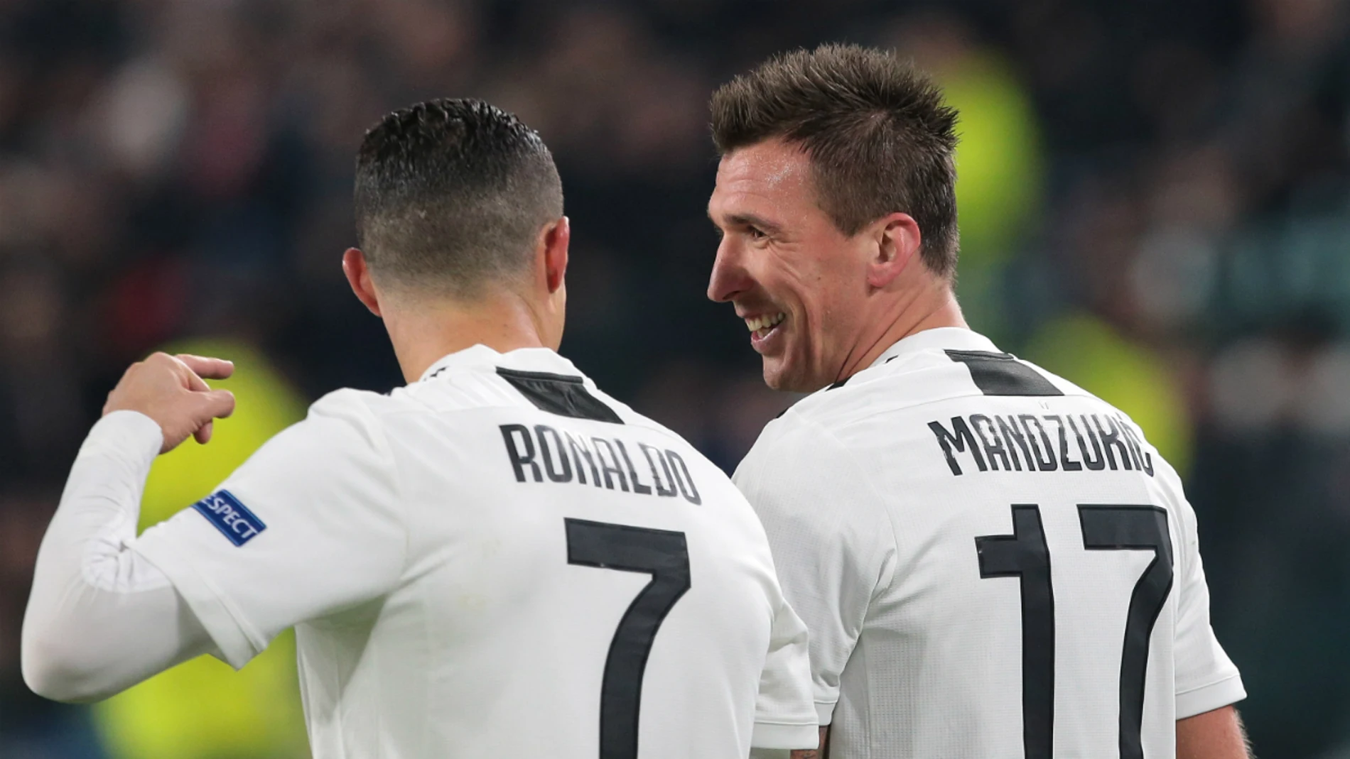 Cristiano y Mandzukic celebran un gol Cristiano y Mandzukic celebran un gol