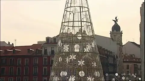 La carrera por tener el árbol más grande y la decoración navideña más atractiva La carrera por tener el árbol más grande y la decoración navideña más atractiva