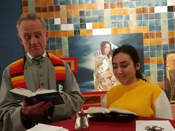 Una de las hijas de la familia con el sacerdote Una de las hijas de la familia con el sacerdote