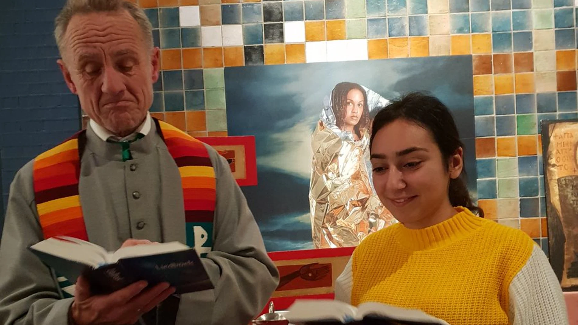 Una de las hijas de la familia con el sacerdote Una de las hijas de la familia con el sacerdote