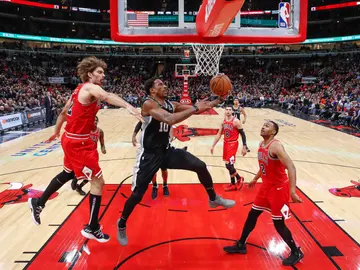 DeMar DeRozan entra a canasta ante la defensa de los Bulls DeMar DeRozan entra a canasta ante la defensa de los Bulls