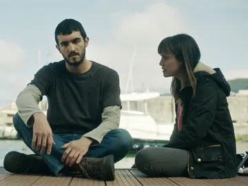Leire huye del lado de Eneko: "¿Tu hermano es etarra?" Leire huye del lado de Eneko: "¿Tu hermano es etarra?"