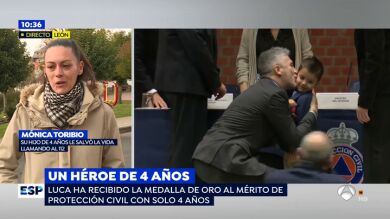 Un niño de 4 años recibe la Medalla de Oro al Mérito de Protección Civil por salvar a su madre enferma: 