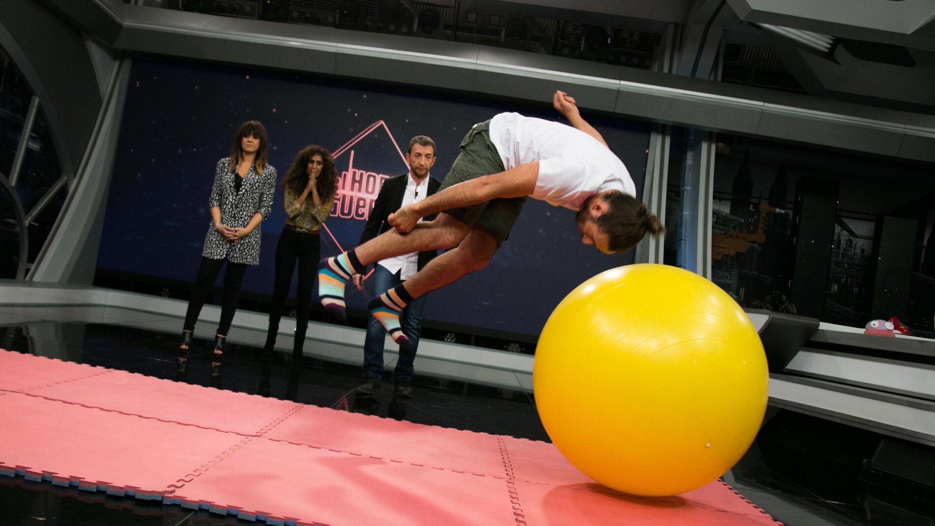 Rub&eacute;n, el gallego sin miedo, consigue la ovaci&oacute;n del p&uacute;blico, Rosario Flores, Vanesa Mart&iacute;n y Pablo Motos despu&eacute;s de 'sobrevivir' en 'El Hormiguero 3.0'