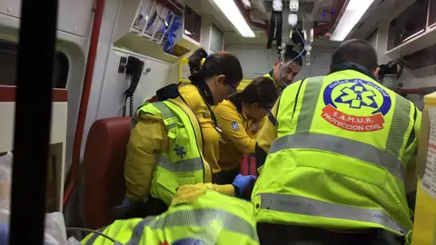 Los sanitarios atienden al hombre de 83 años atropellado en Madrid Los sanitarios atienden al hombre de 83 años atropellado en Madrid