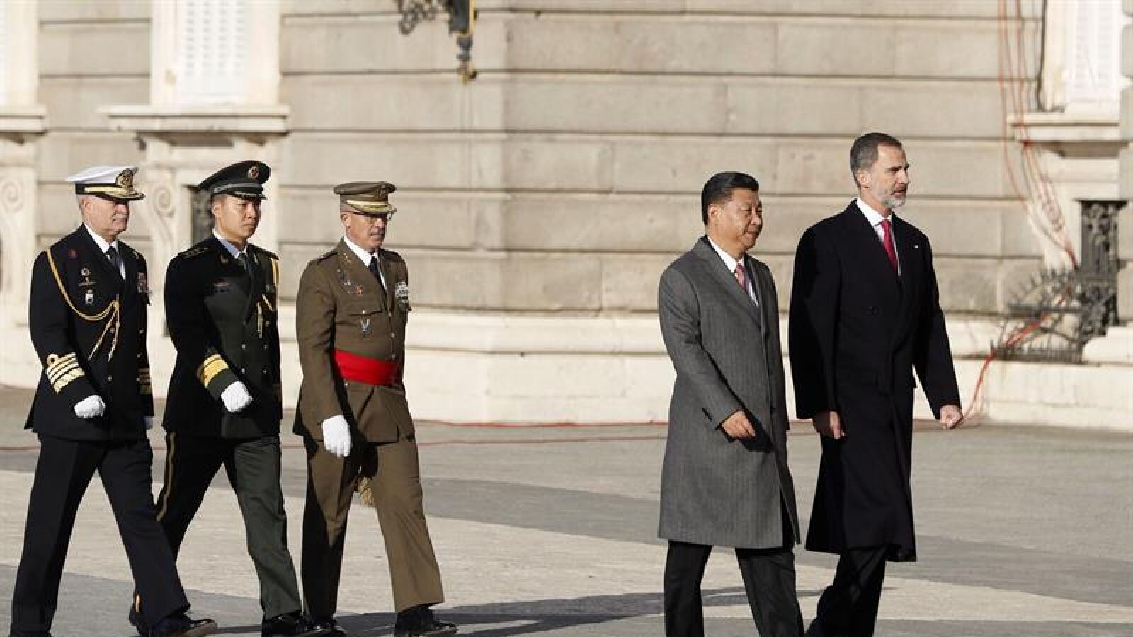 Xi Jinping y su esposa, recibidos con honores militares por los Reyes en su visita de Estado