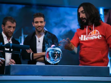 Histórico duelo entre una bola de hielo y otra de fuego en 'El Hormiguero 3.0' Histórico duelo entre una bola de hielo y otra de fuego en 'El Hormiguero 3.0'