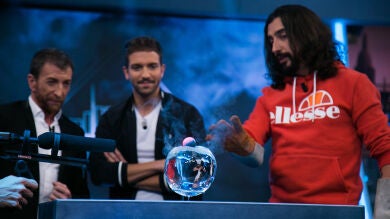 Histórico duelo entre una bola de hielo y otra de fuego en 'El Hormiguero 3.0'