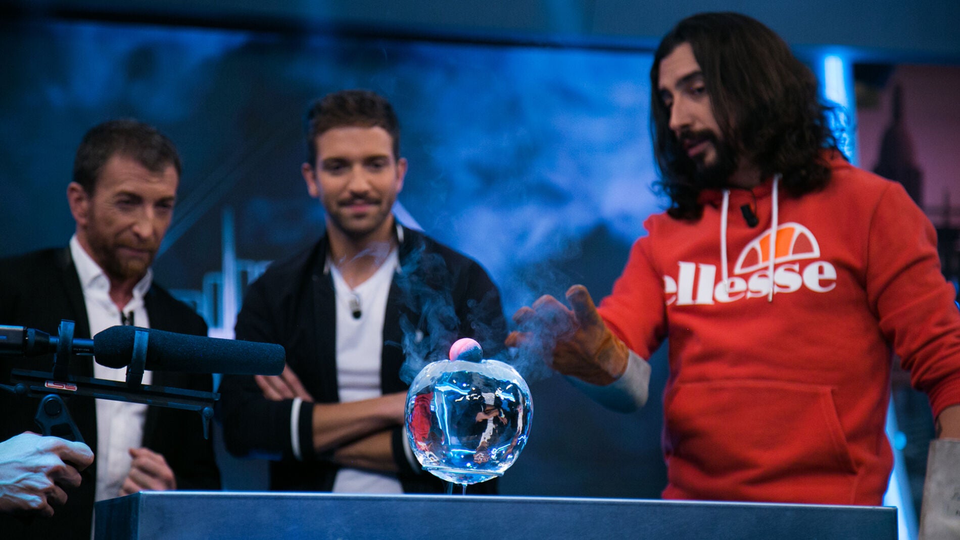 Hist&oacute;rico duelo entre una bola de hielo y otra de fuego en 'El Hormiguero 3.0'