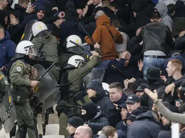 La Policía carga contra los hinchas holandeses en el Olímpico de Atenas La Policía carga contra los hinchas holandeses en el Olímpico de Atenas
