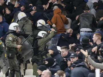 La Policía carga contra los hinchas holandeses en el Olímpico de Atenas La Policía carga contra los hinchas holandeses en el Olímpico de Atenas