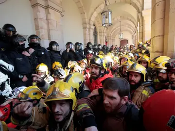 Mossos d'Esquadra tratan de impedir que decenas de bomberos entren en el edificio Mossos d'Esquadra tratan de impedir que decenas de bomberos entren en el edificio