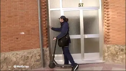 El reparto a domicilio ahora se hace en patinete eléctrico El reparto a domicilio ahora se hace en patinete eléctrico