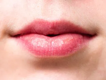 La piel de los labios es más fina y vulnerable, así que debemos tratarla con cuidado La piel de los labios es más fina y vulnerable, así que debemos tratarla con cuidado