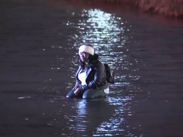 Rescatan a una mujer y sus tres hijos atrapados en un lago 