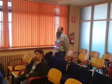 Un activista irrumpe en el pleno de Vigo para protestar por el alumbrado navideño Un activista irrumpe en el pleno de Vigo para protestar por el alumbrado navideño