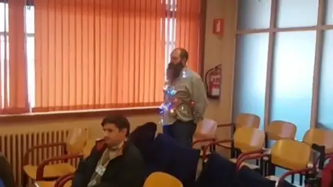 Un activista irrumpe en el pleno de Vigo para protestar por el alumbrado navideño Un activista irrumpe en el pleno de Vigo para protestar por el alumbrado navideño