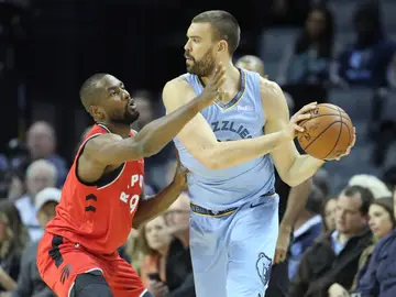 Serge Ibaka defiende una jugada ante Marc Gasol Serge Ibaka defiende una jugada ante Marc Gasol