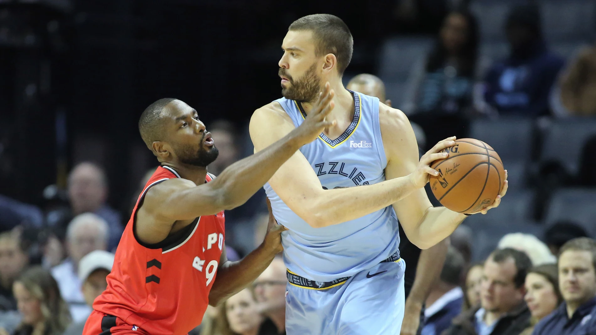 Serge Ibaka defiende una jugada ante Marc Gasol Serge Ibaka defiende una jugada ante Marc Gasol