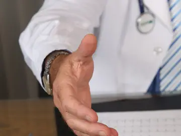 Médico en una consulta Médico en una consulta