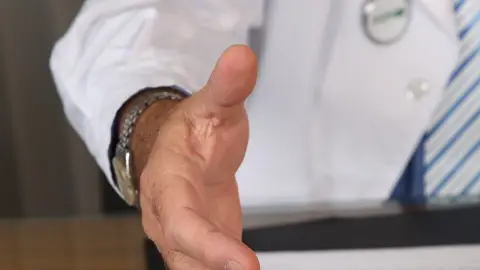 Médico en una consulta Médico en una consulta