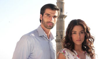 Cansu Dere y Mehmet Akif Alakut, protagonistas de 'Sila'