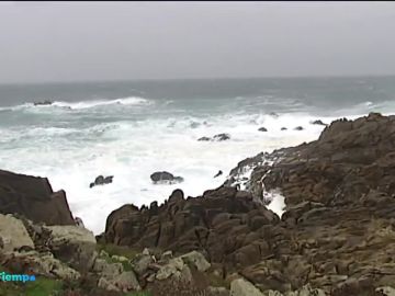 Alertas por temporal de viento y olas en Galicia
