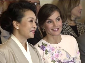 La reina y la primera dama china visitan el Teatro Real