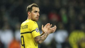 Paco Alcácer aplaude una acción del Borussia Dortmund