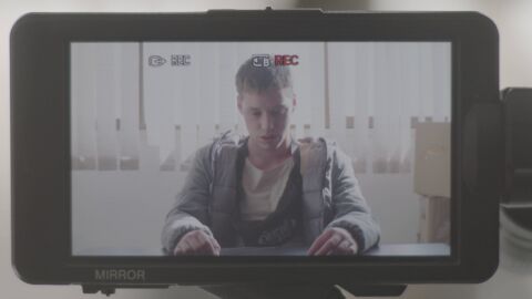Javier Ruesga es Alan en 'Más de 100 mentiras'