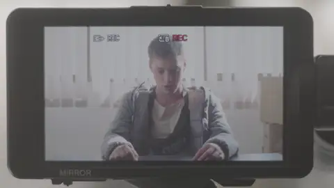 Javier Ruesga es Alan en 'Más de 100 mentiras' Javier Ruesga es Alan en 'Más de 100 mentiras'